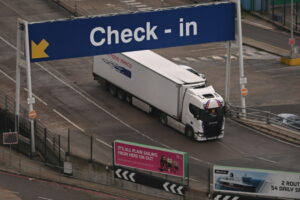 Ciężarówki przybywają do portu w Dover w Wielkiej Brytanii, 1.01.2021 r. (NEIL HALL/PAP/EPA)