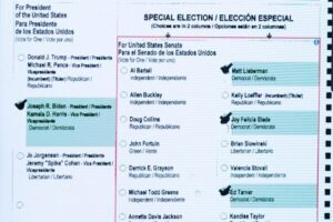 Zeskanowana karta wyborcza wyświetlona na ekranie komputera w biurze lokalu wyborczego Gwinnett Voter Registrations and Elections w Lawrenceville, Georgia, 8.11.2020 r.<br/>(Jessica McGowan / Getty Images)