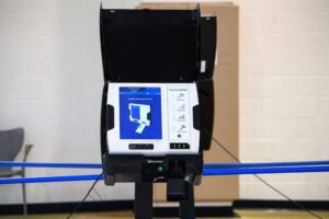 Elektroniczna maszyna wyborcza w lokalu wyborczym w Waszyngtonie, 29.10.2020 r.<br/>(Nicholas Kamm/AFP via Getty Images)