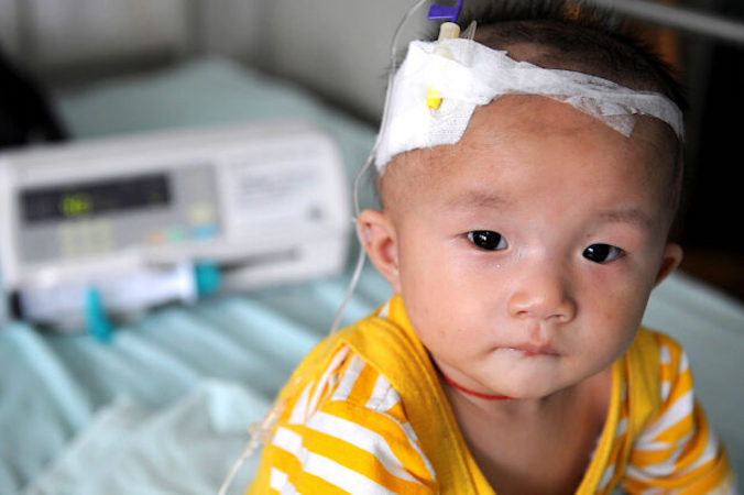 Dziecko w szpitalu dziecięcym w Chengdu, prowincja Syczuan, Chiny, 22.09.2008 r. (China Photos / Getty Images)