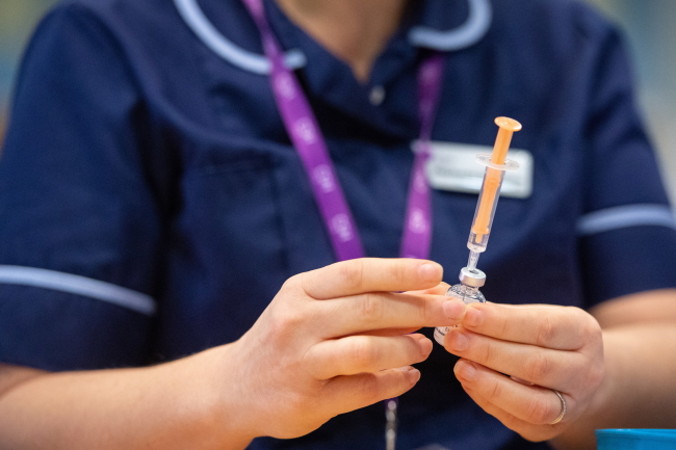 Pielęgniarka przygotowuje dawkę szczepionki przeciw COVID-19 w centrum masowych szczepień NHS, które zostało utworzone na terenie Epsom Race Course w Surrey, Wielka Brytania, 11.01.2021 r.<br/>(DOMINIC LIPINSKI/POOL/PAP/EPA)