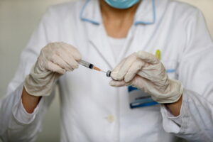 Pielęgniarka przygotowuje dawkę szczepionki Pfizer-BioNTech przeciw COVID-19 podczas szczepień w centrum medycznym Novi Beograd w Belgradzie, Serbia, 15.01.2021 r.<br/>(MARKO DJOKOVIC/PAP/EPA)
