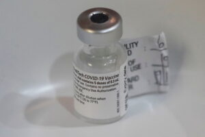 Fiolka szczepionki Pfizer–BioNtech przeciw COVID-19 w ośrodku szczepień dla pracowników służby zdrowia w Singapurze, 19.01.2021 r. (WALLACE WOON/PAP/EPA)