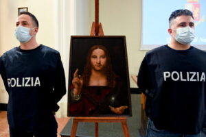 Włoscy policjancji przy odzyskanym obrazie „Salvator Mundi”, Neapol, Włochy, 18.01.2021 r., wydane 19.01.2021 r. (CIRO FUSCO/PAP/EPA)
