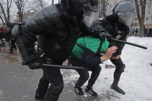 Funkcjonariusze rosyjskich jednostek specjalnych zatrzymują protestującego podczas zorganizowanej bez zezwolenia demonstracji w obronie lidera rosyjskiej opozycji Aleksieja Nawalnego, Moskwa, 23.01.2021 r. (MAXIM SHIPENKOV/PAP/EPA)