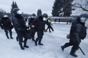 Funkcjonariusze rosyjskich jednostek specjalnych zatrzymują protestującego podczas zorganizowanej bez zezwolenia demonstracji w obronie lidera rosyjskiej opozycji Aleksieja Nawalnego, Petersburg, Rosja, 23.01.2021 r. (ANATOLY MALTSEV/PAP/EPA)