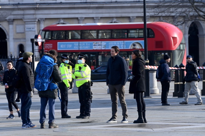 Policja patroluje Trafalgar Square podczas trzeciej ogólnokrajowej blokady, Londyn, Wielka Brytania, 23.01.2021 r. (FACUNDO ARRIZABALAGA/PAP/EPA)