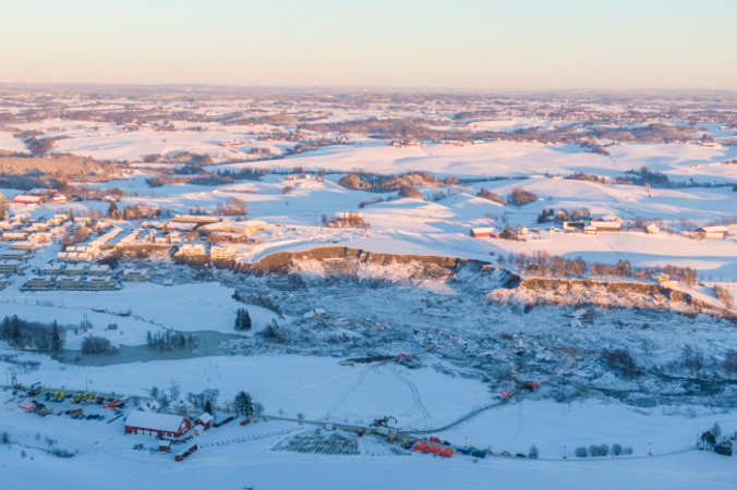 Zdjęcie wykonane z drona przedstawia miejsce osuwiska w miejscowości Ask, Norwegia, 3.01.2021 r.<br/>(Cornelius Poppe/POOL/PAP/EPA)