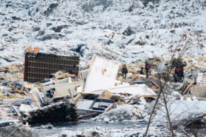 Ratownicy na miejscu osuwiska ziemi, do którego doszło w środę 30.12.2020 r. w miejscowości Ask, ok. 20 km na północny wschód od Oslo, Norwegia, 5.01.2021 r. (TERJE PEDERSEN/PAP/EPA)