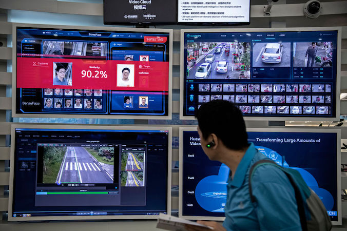 System do rozpoznawania twarzy wykorzystujący sztuczną inteligencję widoczny na monitorach na kampusie Bantian firmy Huawei, Shenzhen, Chiny, 26.04.2019 r. (Kevin Frayer / Getty Images)