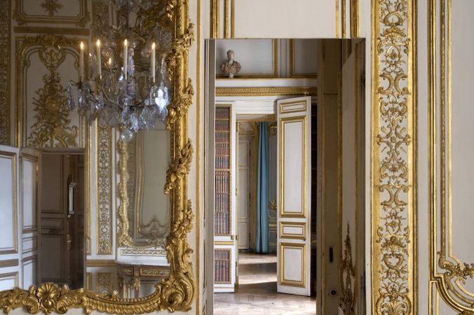 Widok przez drzwi na apartamenty królewskie (Thomas Garnier / Château de Versailles)