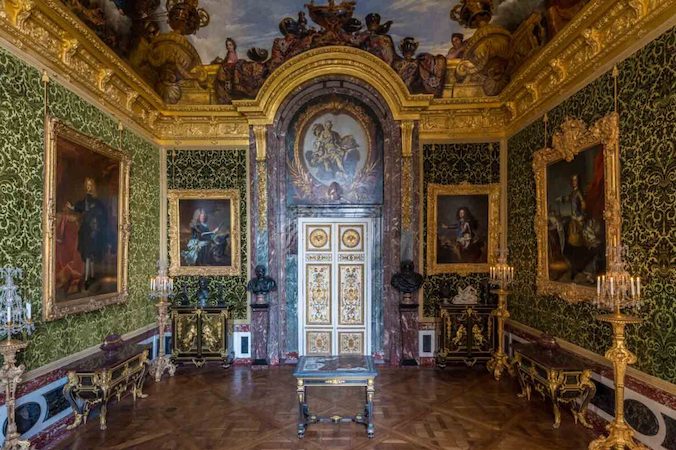 Salon Obfitości w apartamentach królewskich służył jako bufet, w którym na kredensie podawano kawę i wino (Thomas Garnier / Château de Versailles)