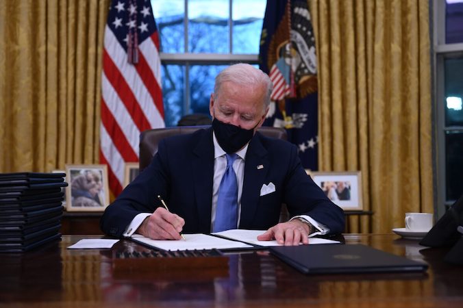 Prezydent Joe Biden podpisuje rozporządzenie wykonawcze odwołujące zakaz z czasów prezydentury Trumpa uniemożliwiający służenie w wojsku osobom transpłciowym, Gabinet Owalny w Białym Domu, Waszyngton, 25.01.2021 r. (Jim Watson/AFP via Getty Images)