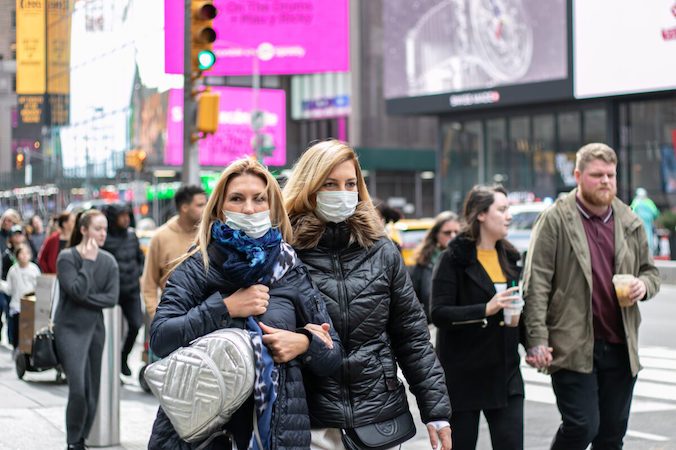 Przechodnie w jednorazowych maskach na twarzach nieopodal Times Square, Nowy Jork, 11.03.2020 r. (Chung I Ho / The Epoch Times)