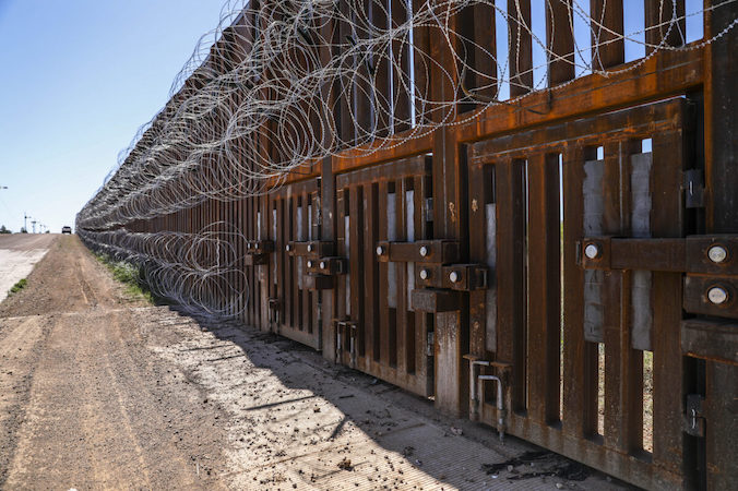 Brama wbudowana w płot graniczny USA–Meksyk na zachód od Naco, Arizona, 8.05.2019 r.<br/>(Charlotte Cuthbertson / The Epoch Times)