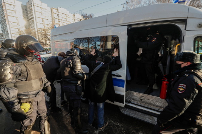 Rosyjscy policjanci zatrzymują zwolennika Aleksieja Nawalnego w pobliżu Moskiewskiego Sądu Miejskiego, Moskwa, Rosja, 2.02.2021 r. (YURI KOCHETKOV/PAP/EPA)