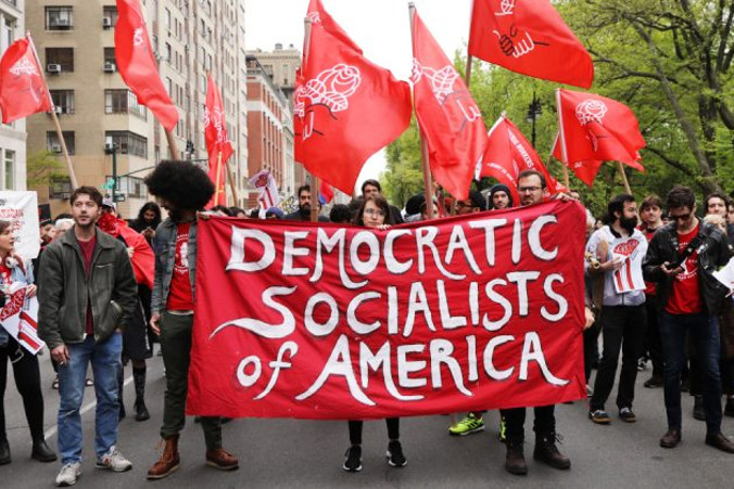 Członkowie organizacji Demokratyczni Socjaliści Ameryki zbierają się przed budynkiem należącym do Donalda Trumpa w Nowym Jorku, 1.05.2019 r. (Spencer Platt / Getty Images)