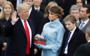 Prezydent USA Donald Trump w czasie zaprzysiężenia, obok jego żona Melania Trump trzymająca Biblię i ich syn Barron Trump w zachodniej części Kapitolu w Waszyngtonie, 20.01.2017 r.<br/>(Chip Somodevilla / Getty Images)
