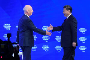 Prezydent Chin Xi Jinping (z prawej) podaje rękę twórcy i prezesowi Światowego Forum Ekonomicznego Klausowi Schwabowi (z lewej) przed wygłoszeniem przemówienia w pierwszym dniu konferencji Światowego Forum Ekonomicznego w Davos w Szwajcarii, 17.01.2017 r.<br/>(Fabrice Coffrini/AFP via Getty Images)