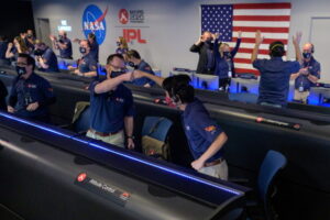 Członkowie zespołu łazika marsjańskiego NASA Perseverance po otrzymaniu potwierdzenia, że statek kosmiczny pomyślnie wylądował na Marsie, Jet Propulsion Laboratory, centrum badawcze NASA, Pasadena w Kalifornii, USA, 18.02.2021 r. (NASA/BILL INGALLS HANDOUT/PAP/EPA)