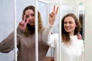 Białoruś: Dziennikarki Kaciaryna Andrejewa i Daria Czulcowa skazane na dwa lata więzienia