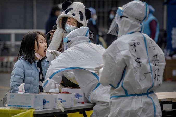 Pracownik medyczny pobiera wymaz od dziewczynki przy użyciu testu na COVID-19 wykrywającego kwas nukleinowy, dzielnica Dongcheng w Pekinie, <a href="https://epochtimes.pl/cat/chiny/">Chiny</a>, 23.01.2021 r. (Kevin Frayer / Getty Images)