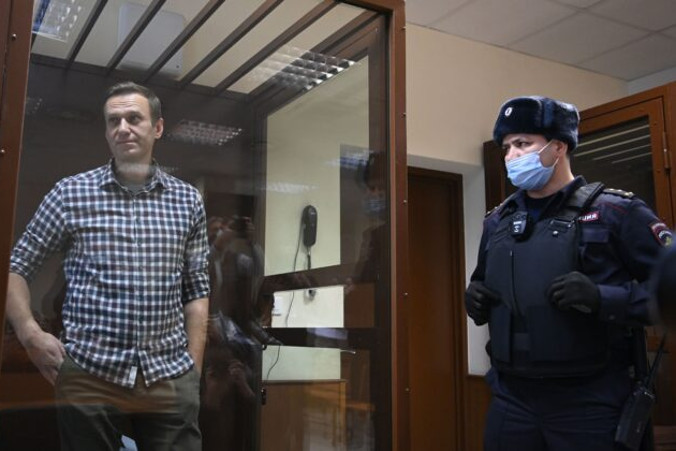 Lider rosyjskiej opozycji Aleksiej Nawalny stoi w szklanej celi podczas rozprawy przed Babuszkinskim Sądem Okręgowym, Moskwa, 20.02.2021 r. (Kirill Kudryavtsev/AFP via Getty Images)