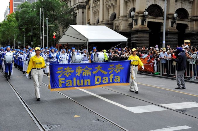 Angel bierze udział w przemarszu Orkiestry Marszowej Tian Guo („Niebiańskiej”) w Australii, aby zwiększyć świadomość na temat dobroci systemu duchowego Falun Gong i ujawnić bezprawne prześladowania mające miejsce w Chinach (<a href="https://www.epochtimes.com/gb/17/1/26/n8748800.htm">Wang Yucheng</a> / The Epoch Times)