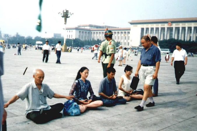 Angel i inni praktykujący Falun Gong medytują na placu Tiananmen, Pekin, 2001 r.<br/>(dzięki uprzejmości Angel)