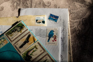 Kanadyjska poczta rozsyła kartki pocztowe do wysłania bliskim w dobie pandemii
