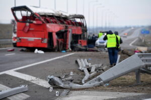 Miejsce wypadku ukraińskiego autokaru, do którego doszło w nocy z 5 na 6 bm. na autostradzie A4 w pobliżu MOP Kaszyce k. Jarosławia, woj. podkarpackie, 6.03.2021 r. (Darek Delmanowicz / PAP)