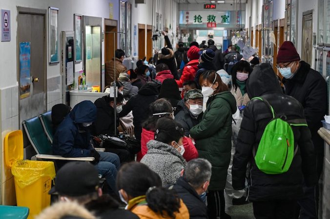 Ludzie czekają na pomoc medyczną w szpitalu Czerwonego Krzyża w Wuhan, Chiny, 25.01.2020 r. (Hector Retamal/AFP via Getty Images)