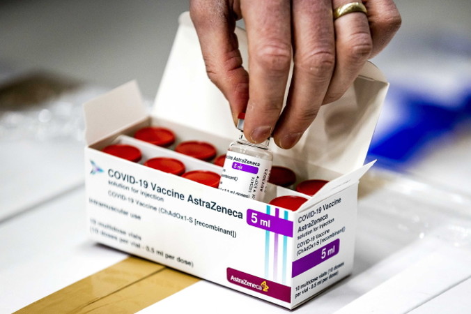 Fiolka szczepionki firmy AstraZeneca przeciw COVID-19, przechowywana w Movianto, Oss, Holandia, 12.02.2021 r., wznowione 14.03.2021 r. Holenderskie Ministerstwo Zdrowia 14 marca ogłosiło, że zawiesiło podawanie szczepionki AstraZeneca, zaledwie kilka dni po rozpoczęciu jej stosowania (Remko de Waal / PAP/EPA)