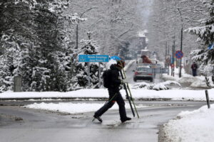 Ulica w Zakopanem, 17.03.2021 r. W nocy na Podhalu spadło kilkanaście centymetrów śniegu (Grzegorz Momot / PAP)