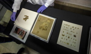Fragmenty zwojów starożytnych tekstów, prezentowane w laboratoriach Izraelskiego Urzędu ds. Starożytności, IAA, Jerozolima, 16.03.2021 r. (ATEF SAFADI/PAP/EPA)