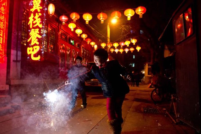 Dziewczyna zapaliła zimne ognie na ulicy w Pekinie podczas Festiwalu Lampionów, który kończy obchody Chińskiego Nowego Roku (Ed Jones/AFP/Getty Images)