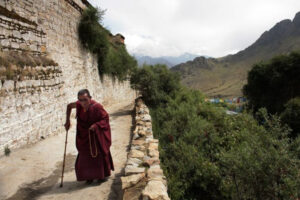 Mnich tybetański w starszym wieku idzie na wzgórze do klasztoru Drepung, kilka kilometrów na zachód od Lhasy, Tybet, 6.08.2006 r. (Paula Bronstein / Getty Images)