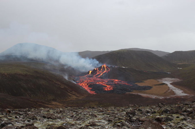 Zdjęcie udostępnione przez Islandzką Straż Przybrzeżną przedstawia miejsce erupcji w dolinie Geldingadalur, niedaleko wulkanu Fagradalsfjall na półwyspie Reykjanes, Islandia, 20.03.2021 r. Południowy kraniec lawy znajduje się ok. 2,6 km od drogi Sudurstrandarvegur. Według wstępnych informacji szczelina ma ok. 200 m długości. Erupcja wulkanu rozpoczęła się 19 marca, ok. 21.15 UTC (ICELANDIC COAST GUARD HANDOUT/PAP/EPA)