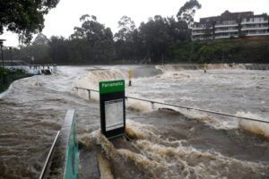 Wezbrana rzeka Parramatta wystąpiła z brzegów przy jazie Charles St i nabrzeżu promowym, Parramatta w aglomeracji Sydney, Australia, 20.03.2021 r. (DAN HIMBRECHTS/PAP/EPA)