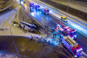 Jedna osoba zginęła, pięć zostało rannych w wypadku autobusu na A4