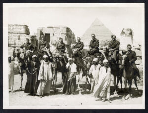 Żołnierze Polskich Sił Zbrojnych na wycieczce, Giza, Egipt, 19.03.1944 r. (fot. Henryk Prejzner / dzięki uprzejmości Muzeum Pamięci Sybiru)