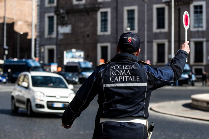 Policja zatrzymuje kierowców na Placu Republiki, aby sprawdzić powód podróżowania podczas lockdownu, Rzym, Włochy, 26.03.2021 r. (ANGELO CARCONI/PAP/EPA)