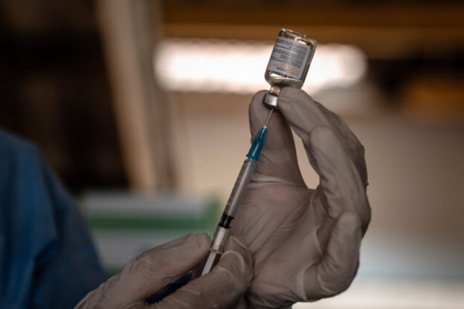 Pracownik służby zdrowia przygotowuje dawkę chińskiej szczepionki Sinovac przeciwko COVID-19 podczas programu masowych szczepień w Yogyakarcie, Indonezja, 2.03.2021 r. (Ulet Ifansasti / Getty Images)
