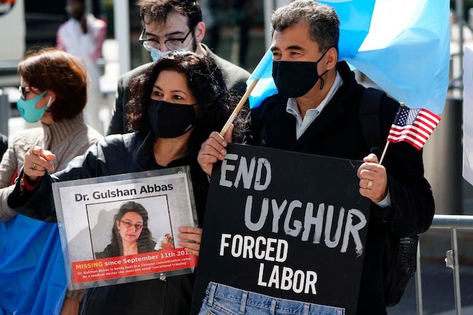 Protestujący trzymają transparenty podczas wiecu poparcia dla Ujgurów, Uyghur Freedom, Nowy Jork, 22.03.2021 r. (Timothy A. Clary/AFP via Getty Images)