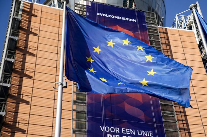 Flaga Unii Europejskiej przed siedzibą Komisji Europejskiej, Bruksela, 3.12.2019 r.<br/>(Aris Oikonomou/AFP via Getty Images)
