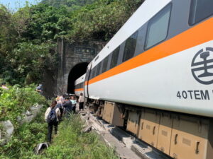 Ludzie idący wzdłuż pociągu, który wykoleił się w tunelu na północy powiatu Hualian, Tajwan, 2.04.2021 r. (Taiwan National Fire Agency HANDOUT/PAP/EPA)