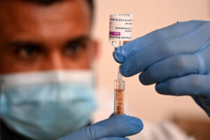 EMA: Zakrzepy krwi bardzo rzadkim skutkiem ubocznym szczepionki AstraZeneki; korzyści ze stosowania przewyższają ryzyko działań niepożądanych