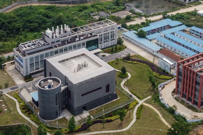 Laboratorium P4 (po lewej) znajdujące się w kampusie Instytutu Wirusologii w <a href="https://www.theepochtimes.com/t-wuhan">Wuhan</a>, prowincja Hubei w środkowych Chinach, 27.05.2020 r. (Hector Retamal/AFP via Getty Images)