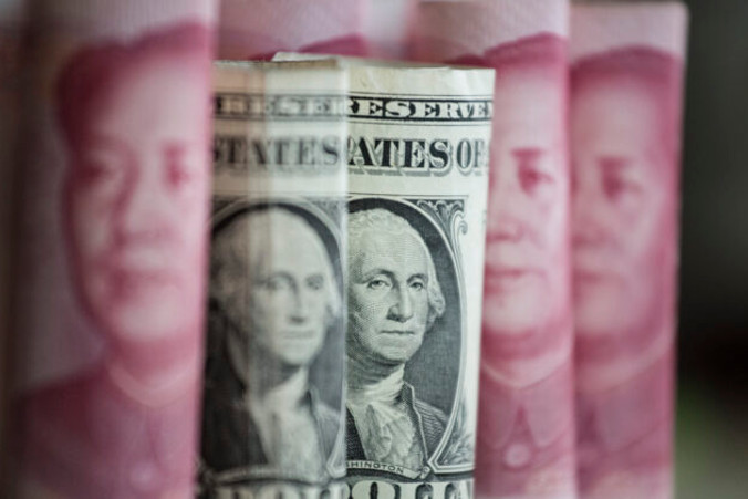 Chińskie banknoty o nominale 100 juanów i jeden dolar amerykański, Pekin, 6.01.2017 r. (Fred Dufour/AFP via Getty Images)