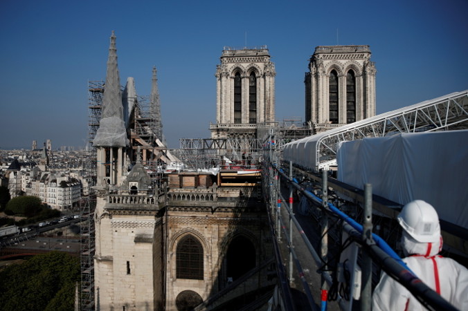 Miejsce rekonstrukcji dachu katedry Notre-Dame de Paris, który został uszkodzony w wyniku niszczycielskiego pożaru dwa lata temu, podczas trwających prac konserwatorskich, Paryż, Francja, 15.04.2021 r. (BENOIT TESSIER/POOL/PAP/EPA)